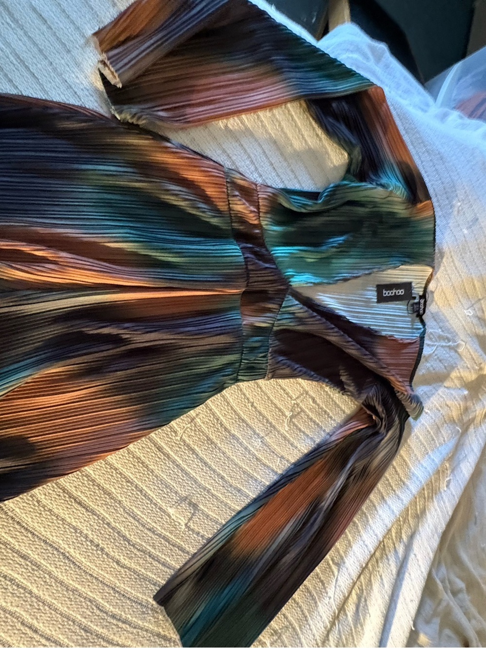 NWT- 8 Boohoo Multicolor Pleated V-Neck Long Sleeve vacation boho Dress - Picture 2 of 7